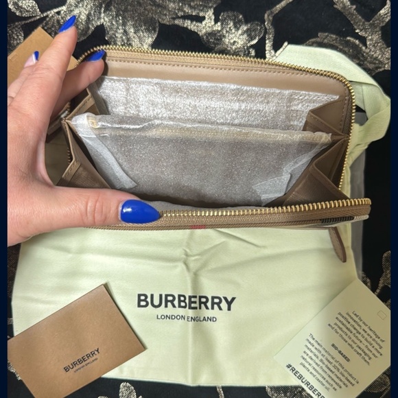 Burberry Women's Vintage Check E-Canvas Zip-Around Wallet - Picture 4 of 4